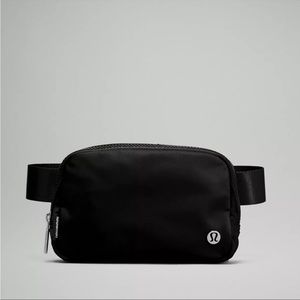 Lululemon Everywhere Belt Bag in Black